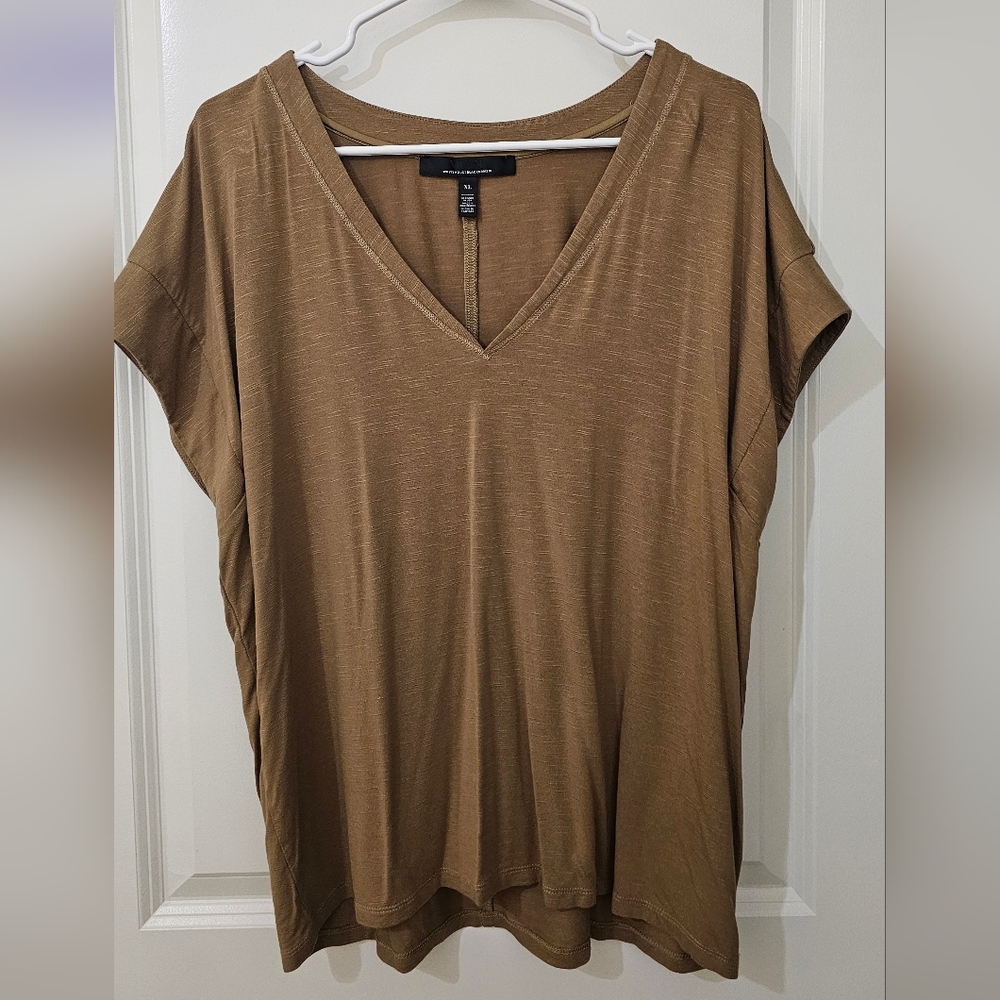 White House Black Market Women's Golden Brown Short Sleeve V-Neck Tee